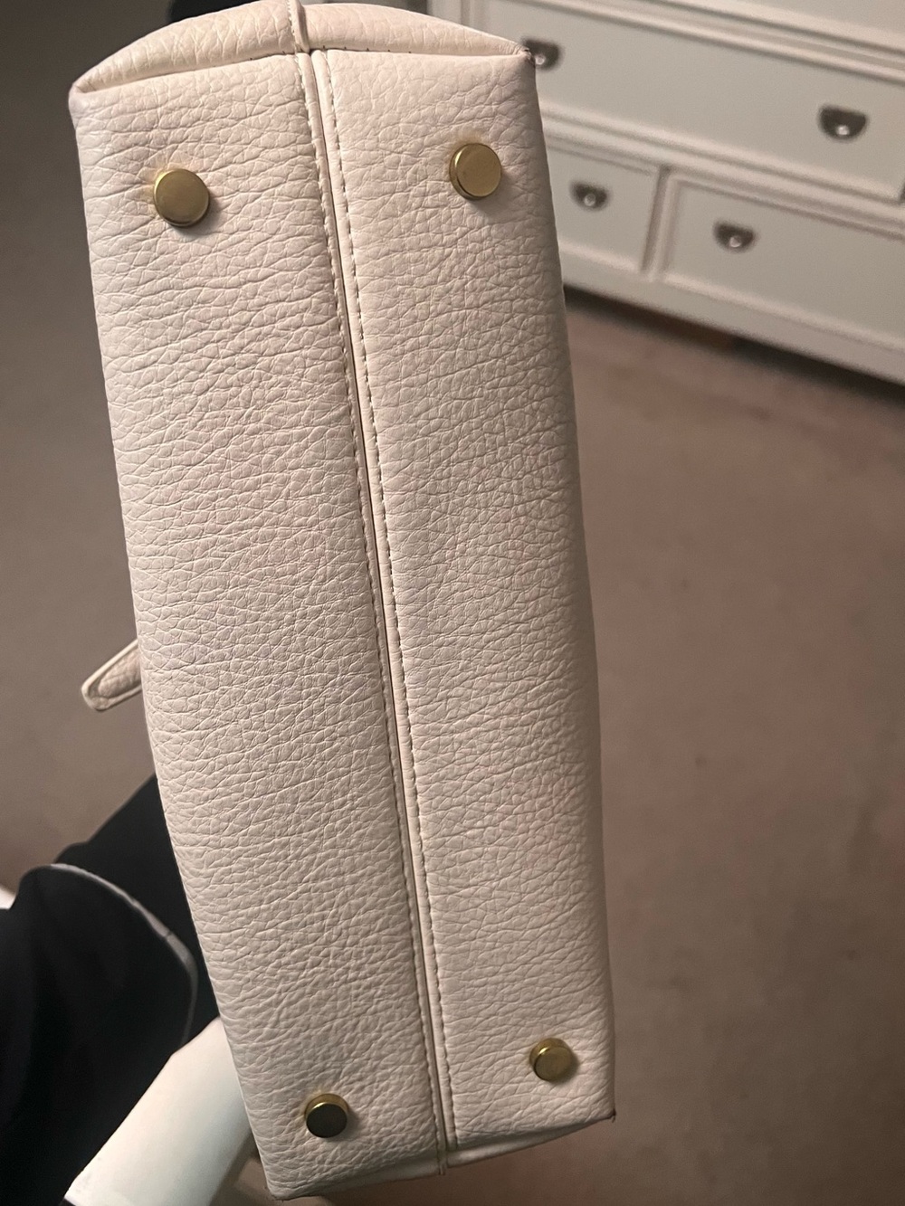 Elegant Cream Shoulder Bag with Gold Turn-Lock - Picture 4 of 5